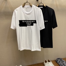 🌟🌟Givenchy 1952胶带字母印花短袖T恤,同步官网发售!从高定走向高街的GV,俘获大量年轻人的 🌟🌟Givenchy 1952胶带字母印花短袖T恤,同步官网发售!从高定走向高街的GV,俘获大量年轻人的