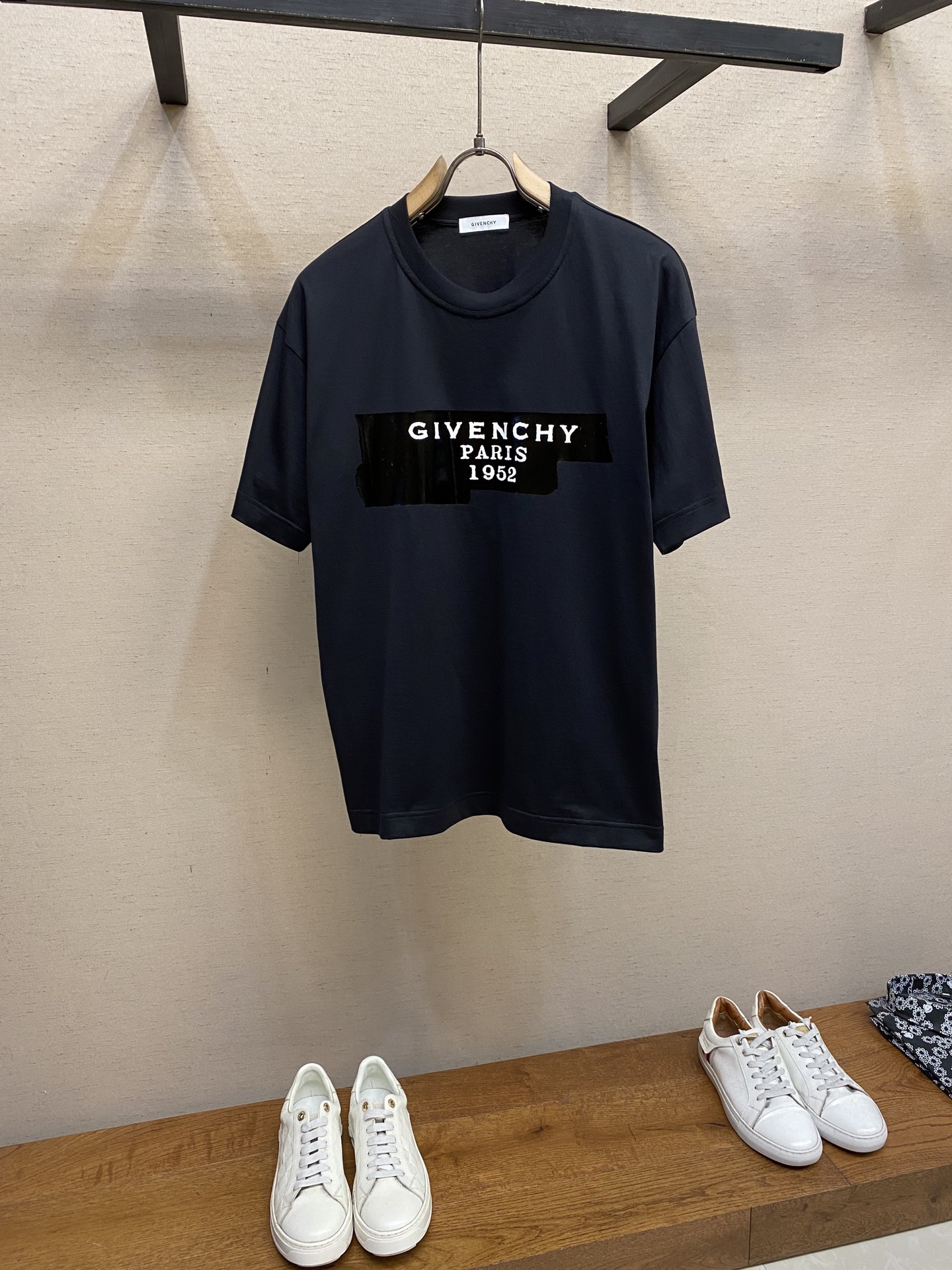 NO:528856,Givenchy 1952 tape letter printed short-sleeved T-shirt, released on the official website at the same time!  The GV from high-end customs to high streets has captured the hearts of a large number of young people. Classic, fashionable and noble have always been the style of GV. You can also feel its unique design from this short-sleeved style!  This T-shirt is made of customized pure cotton. The fabric feels thick, sluggish and heavy. It has a soft texture and excellent breathability. It can be matched across spring, summer, autumn and winter!  Size XXS-L, given, T-shirt,tees,t-shirt,alexander wang19860909Givenchy 1952胶带字母印花短袖T恤, 同步官网发售！从高定走向高街的GV,俘获大量年轻人的心,经典、时髦、高贵,一直是GV的风格所在,从这款短袖中也能感受它的独特设计！这款T恤衫精选客供定制纯棉材质制成,面料手感厚实垂顺克重足,质感柔软舒适透气性极佳,可横跨春夏秋冬四季搭配！ 尺码XXS-L,,givenchy,T-shirt,tees，t-shirt,alexander wang,Men's clothing