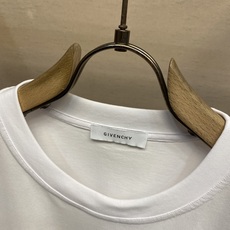 🌟🌟Givenchy 1952胶带字母印花短袖T恤,同步官网发售!从高定走向高街的GV,俘获大量年轻人的 🌟🌟Givenchy 1952胶带字母印花短袖T恤,同步官网发售!从高定走向高街的GV,俘获大量年轻人的