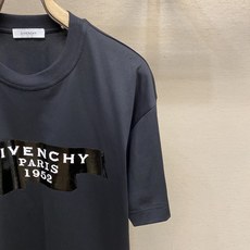 🌟🌟Givenchy 1952胶带字母印花短袖T恤,同步官网发售!从高定走向高街的GV,俘获大量年轻人的 🌟🌟Givenchy 1952胶带字母印花短袖T恤,同步官网发售!从高定走向高街的GV,俘获大量年轻人的