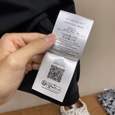 🌟🌟Givenchy 1952胶带字母印花短袖T恤,同步官网发售!从高定走向高街的GV,俘获大量年轻人的 🌟🌟Givenchy 1952胶带字母印花短袖T恤,同步官网发售!从高定走向高街的GV,俘获大量年轻人的