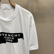 🌟🌟Givenchy 1952胶带字母印花短袖T恤,同步官网发售!从高定走向高街的GV,俘获大量年轻人的 🌟🌟Givenchy 1952胶带字母印花短袖T恤,同步官网发售!从高定走向高街的GV,俘获大量年轻人的