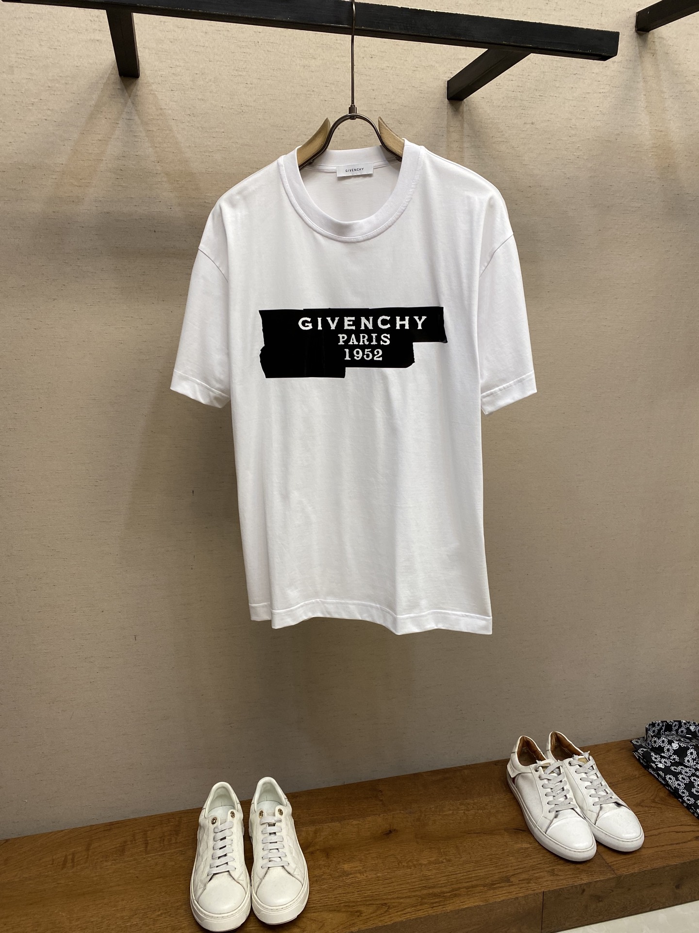 🌟🌟Givenchy 1952胶带字母印花短袖T恤，同步官网发售！从高定走向高街的GV，俘获大量年轻人的