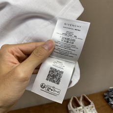 🌟🌟Givenchy 1952胶带字母印花短袖T恤,同步官网发售!从高定走向高街的GV,俘获大量年轻人的 🌟🌟Givenchy 1952胶带字母印花短袖T恤,同步官网发售!从高定走向高街的GV,俘获大量年轻人的