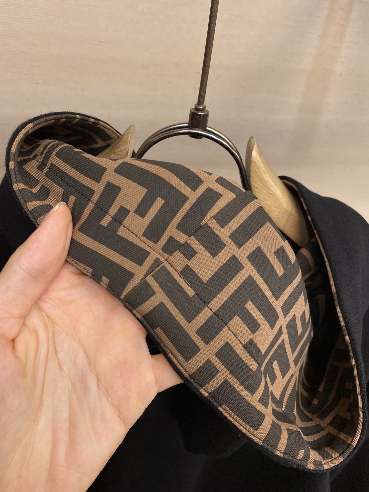 🌟🌟Fendi、内衬FF连帽卫衣⚠️原,200购买，黑色色纯棉材质，棕色FF内衬、正面饰有同色系FF标志