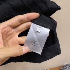 🌟🌟Dior、2025早秋系列饰以经典的 Oblique 剪线提花采用棉质平纹针织面料精心制作,通体饰以 🌟🌟Dior、2025早秋系列饰以经典的 Oblique 剪线提花采用棉质平纹针织面料精心制作,通体饰以