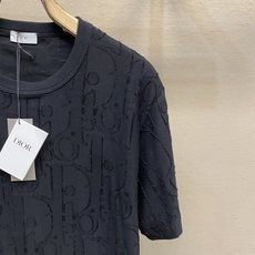 🌟🌟Dior、2025早秋系列饰以经典的 Oblique 剪线提花采用棉质平纹针织面料精心制作,通体饰以 🌟🌟Dior、2025早秋系列饰以经典的 Oblique 剪线提花采用棉质平纹针织面料精心制作,通体饰以