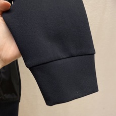 🌟🌟Prada、科技感棉质与Re-Nylon连帽卫衣 Re-Nylon材质为此款棉质连帽衫增添运动感与精 🌟🌟Prada、科技感棉质与Re-Nylon连帽卫衣 Re-Nylon材质为此款棉质连帽衫增添运动感与精