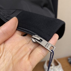 🌟🌟Prada、科技感棉质与Re-Nylon连帽卫衣 Re-Nylon材质为此款棉质连帽衫增添运动感与精 🌟🌟Prada、科技感棉质与Re-Nylon连帽卫衣 Re-Nylon材质为此款棉质连帽衫增添运动感与精