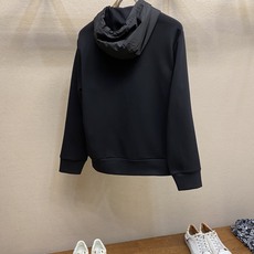🌟🌟Prada、科技感棉质与Re-Nylon连帽卫衣 Re-Nylon材质为此款棉质连帽衫增添运动感与精 🌟🌟Prada、科技感棉质与Re-Nylon连帽卫衣 Re-Nylon材质为此款棉质连帽衫增添运动感与精