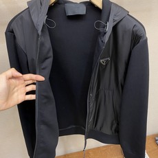🌟🌟Prada、科技感棉质与Re-Nylon连帽卫衣 Re-Nylon材质为此款棉质连帽衫增添运动感与精 🌟🌟Prada、科技感棉质与Re-Nylon连帽卫衣 Re-Nylon材质为此款棉质连帽衫增添运动感与精
