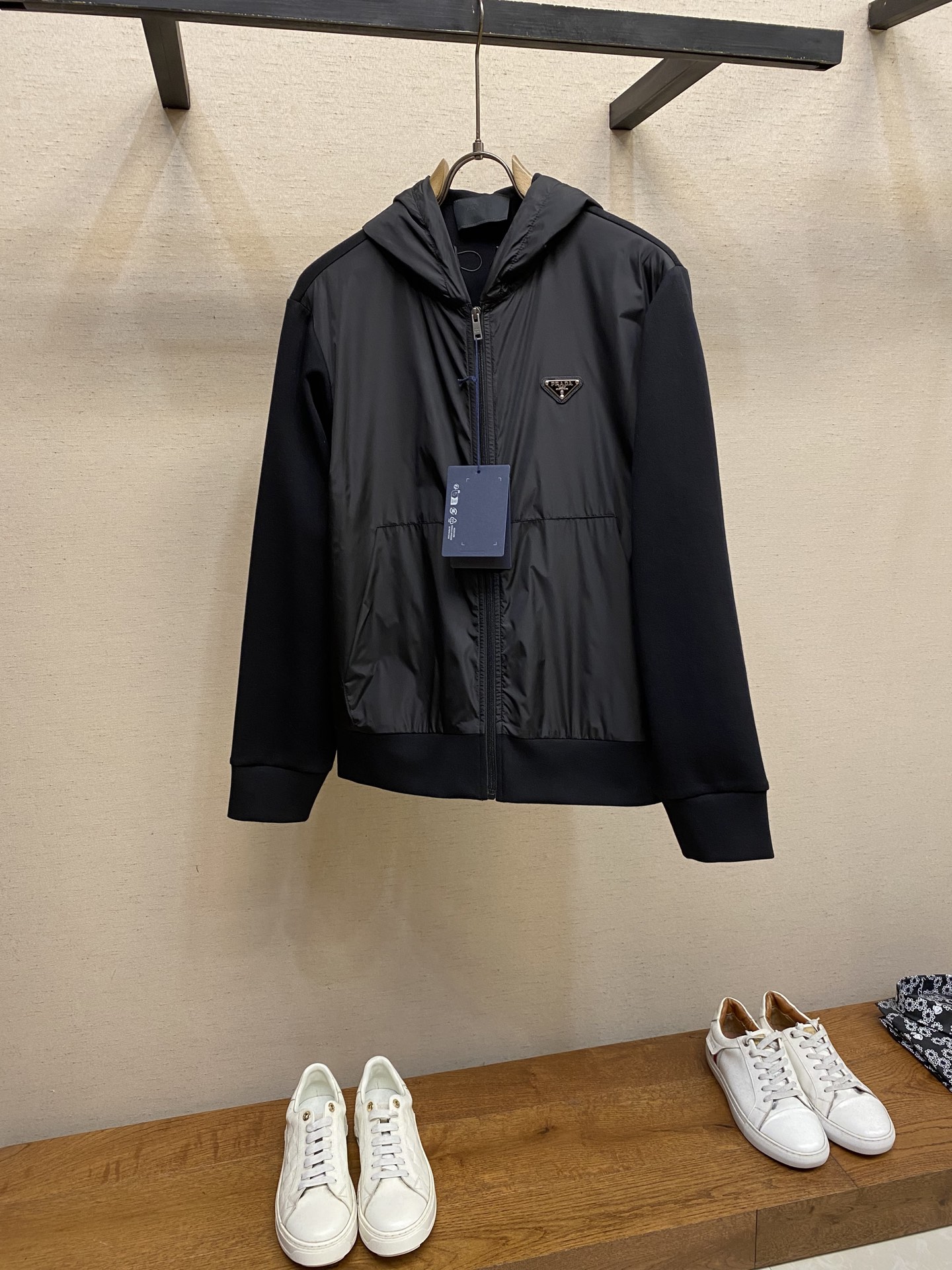 NO:528880,Prada, Technological Cotton and Re-Nylon Hooded Sweatshirt Re-Nylon Material adds a sporty and exquisite design to this cotton hoodie. This style is decorated with the iconic enamel-coated metal triangle logo. Dry cleaning or reverse wrap laundry bags only Quick chiller machine to dry naturally!  Avoid soaking in warm water and washing hands. Size S-XL, prada, hoodie, sweatshirts, hats, alexander wang19860909Prada、科技感棉质与Re-Nylon连帽卫衣 Re-Nylon材质为此款棉质连帽衫增添运动感与精致设计.该款式饰有标志性涂珐琅金属三角形徽标. 仅限干洗或反面包裹洗衣袋快速冷水机洗自然晾干！忌温热水浸泡手洗手搓 尺码S-XL,,prada,hoodie,sweatshirts,hats,alexander wang,Men's clothing