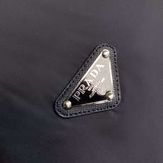 🌟🌟Prada、科技感棉质与Re-Nylon连帽卫衣 Re-Nylon材质为此款棉质连帽衫增添运动感与精 🌟🌟Prada、科技感棉质与Re-Nylon连帽卫衣 Re-Nylon材质为此款棉质连帽衫增添运动感与精