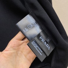 🌟🌟Prada、科技感棉质与Re-Nylon连帽卫衣 Re-Nylon材质为此款棉质连帽衫增添运动感与精 🌟🌟Prada、科技感棉质与Re-Nylon连帽卫衣 Re-Nylon材质为此款棉质连帽衫增添运动感与精
