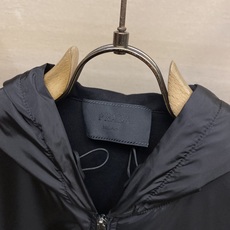 🌟🌟Prada、科技感棉质与Re-Nylon连帽卫衣 Re-Nylon材质为此款棉质连帽衫增添运动感与精 🌟🌟Prada、科技感棉质与Re-Nylon连帽卫衣 Re-Nylon材质为此款棉质连帽衫增添运动感与精