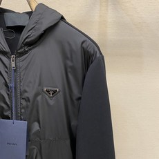 🌟🌟Prada、科技感棉质与Re-Nylon连帽卫衣 Re-Nylon材质为此款棉质连帽衫增添运动感与精 🌟🌟Prada、科技感棉质与Re-Nylon连帽卫衣 Re-Nylon材质为此款棉质连帽衫增添运动感与精