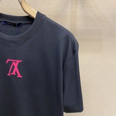 🌟🌟1V、字母男女同款短袖,解锁时尚新风尚这款字母男女同款短袖,是时尚与舒适的完美融合。简约大气的版型设 🌟🌟1V、字母男女同款短袖,解锁时尚新风尚这款字母男女同款短袖,是时尚与舒适的完美融合。简约大气的版型设
