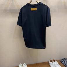 🌟🌟1V、字母男女同款短袖,解锁时尚新风尚这款字母男女同款短袖,是时尚与舒适的完美融合。简约大气的版型设 🌟🌟1V、字母男女同款短袖,解锁时尚新风尚这款字母男女同款短袖,是时尚与舒适的完美融合。简约大气的版型设