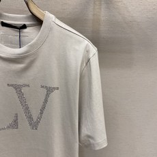 🌟🌟VLT……烫钻字母短袖:时尚与品质的融合,夏日必备单品;烫钻字母短袖以独特设计成为夏日焦点,其核心魅 🌟🌟VLT……烫钻字母短袖:时尚与品质的融合,夏日必备单品;烫钻字母短袖以独特设计成为夏日焦点,其核心魅