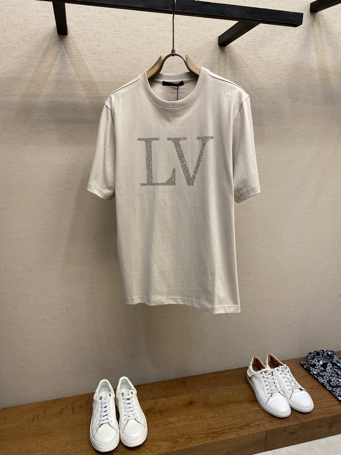 NO:528871,VLT... The combination of short-sleeved letters with short-sleeved letters is a must-have item for summer; short-sleeved letters with unique designs have become the focus of summer. The core charm lies in the clever combination of the ironing process and letter elements. The shiny rhinestones outline three-dimensional letter patterns, reflecting bright light in the sun, injecting luxurious details into a simple T-shirt. The application of pure cotton or ice silk fabrics ensures breathability and comfort, and can remain dry even in high temperatures. In terms of design, short-sleeved letters with versatility and personalization are used. The slim cut highlights the body curve, and the loose style is suitable for a variety of figures. Paired with jeans, you can create a casual street style, and a short skirt can show a sweet temperament. The letter content covers English slogans, brand logos or artistic symbols to meet the aesthetic needs of different consumers.  In terms of quality, the high-quality ironing process ensures that the diamonds are firm and not easy to fall off, and can still maintain a shiny effect after multiple washings. The fabric has been specially treated, has strong wrinkle resistance and is not easy to deform, extending the service life of the item. Whether it is daily commuting, friends' gatherings or dates, the ironing letter short sleeves can become the finishing touch to improve the overall shape and is an ideal choice for consumers who pursue fashion and quality. Size XS-L, skirts, jeans, T-shirt, tees, t-shirt, alexander wang19860909VLT……烫钻字母短袖时尚与品质的融合,夏日必备单品； 烫钻字母短袖以独特设计成为夏日焦点,其核心魅力在于将烫钻工艺与字母元素巧妙结合.闪亮的水钻勾勒出立体字母图案,在阳光下折射出璀璨光芒,为简约T恤注入奢华细节.纯棉或冰丝面料的应用,确保了透气性与穿着舒适度,即便在高温天气下也能保持干爽. 设计上,烫钻字母短袖兼顾百搭性与个性化.修身剪裁凸显身材曲线,宽松版型则适合多种身材,搭配牛仔裤可打造休闲街头风,配以短裙则能展现甜美气质.字母内容涵盖英文标语、品牌logo或艺术符号,满足不同消费者的审美需求. 品质方面,优质烫钻工艺确保水钻牢固不易脱落,经多次洗涤仍能保持闪亮效果.面料经过特殊处理,抗皱性强且不易变形,延长了单品的使用寿命.无论是日常通勤、朋友聚会还是约会场合,烫钻字母短袖都能成为提升整体造型的点睛之笔,是追求时尚与品质的消费者的理想选择. 尺码XS-L,,skirts,jeans,T-shirt,tees，t-shirt,alexander wang,Men's clothing