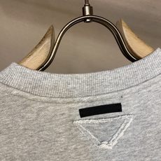 🌟🌟Prada、简称字母圆领卫衣⚠️原,200购买;棉质卫衣面料、Oversize 版型设计、简称字母印 🌟🌟Prada、简称字母圆领卫衣⚠️原,200购买;棉质卫衣面料、Oversize 版型设计、简称字母印