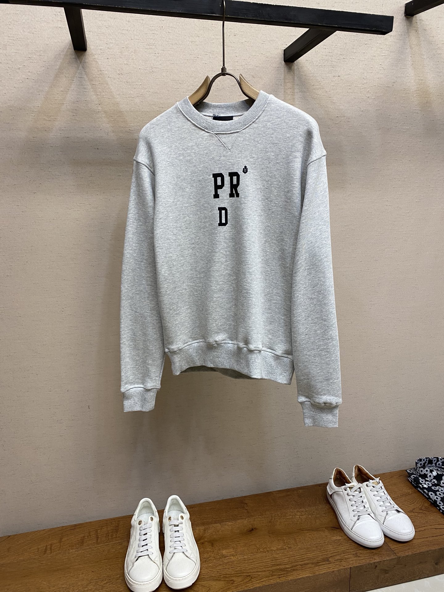 NO:528865,Prada, abbreviated as the round neck sweater, original, 200 purchase; cotton sweater fabric, Oversize layout design, abbreviated letter printing pattern, cuffs and bottom rib modification, triangle logo embellishment, full set of auxiliary materials equipped # Pure cotton fish scale bottom fabric uses 36S double yarn pure cotton 7S fish scale bottom sweater fabric, 400g; matched with 21S 2×2 double yarn thread, 380g. Double yarn double yarn double yarn fabric has a high quality and delicate feel. This fabric is usually made of two yarns, thereby increasing the drooping and texture of the fabric. It has good breathability and moisture absorption, can effectively sweat, and keep the body dry and comfortable. # Simple character name printing pattern  The combination of environmentally friendly thick plate printing and suede printing technology presents a unique texture and sustainable characteristic. The thick plate printing adopts the method of stacking water-based slurries multiple times to form a three-dimensional and solid relief effect, which is full of touch and resistant to water washing; the suede printing uses the addition of fluff materials to the slurry and foams at high temperature to form a soft and delicate suede texture. It not only highlights the three-dimensional layer of the pattern, but also gives the fabric a soft touch. # Fabric triangle fabric retro effect The characteristics of the classic brand triangle weaving mark on the front are made of the same body fabric through infrared cutting technology. The triangular fabrics are superimposed and matched in different sizes, and the seams are fixed to embellish the chest. The inverted triangle logo breaks the conventional design, retro, simple and unique. # Classic round neck basic pattern design  Loose round neck pullover sweatshirt, the back collar is not easy to deform. The collar ring, shoulder seam, rear piece, hem and sleeve cage adopt double-needle thread cross-seaming process, and the bone seam is not prone to explosive thread to improve the firmness; the neckline, cuff and hem are threaded in the same cylinder. Size XS-L,,prada,versace,hoodie,sweatshirts,alexander wang19860909Prada、简称字母圆领卫衣 原,200购买；棉质卫衣面料、Oversize 版型设计、简称字母印花图案、袖口及底边罗纹修饰、三角徽标点缀、全套辅料配备 # 纯棉质鱼鳞底面料 采用36S双纱纯棉质面7S鱼鳞底卫衣面料,400g；搭配21S 2×2 双纱螺纹,380g.双纱双面卫衣面料具有较高的品质和细腻的手感.这种面料通常是由两根纱线绕制而成,从而增加了面料的垂感和质感.具有较好的透气性和吸湿性,能够有效地排汗,保持身体干爽舒适. # 简字名称印花图案 环保厚板印花与绒面印花工艺结合,呈现出独特质感与可持续特性.厚板印花采用多次堆叠水性浆料的方式,形成立体坚固的浮雕效果,触感饱满且耐水洗；绒面印花则通过在浆料中添加绒毛材料,经高温发泡形成柔软细腻的绒面质感.既能突出图案的立体层次,又赋予织物柔软触感. # 织物三角布复古效果 正面经典品牌三角形织标的特点,采用同身面料通过红外线切割技术.不同尺寸三角布叠加搭配,车缝固定点缀胸前.倒三角标志打破了常规设计,复古简约又富有个性. # 经典圆领基础版型设计 宽松圆领套头卫衣,后领人织带包领不易变形.领圈、肩缝、后片、下摆、袖笼采用双针车线跨缝工艺,骨缝不易爆线提高牢固功能；领口、袖口和下摆同缸螺纹收口. 尺码XS-L,,prada,versace,hoodie,sweatshirts,alexander wang,Men's clothing