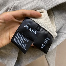 🌟🌟Prada、简称字母圆领卫衣⚠️原,200购买;棉质卫衣面料、Oversize 版型设计、简称字母印 🌟🌟Prada、简称字母圆领卫衣⚠️原,200购买;棉质卫衣面料、Oversize 版型设计、简称字母印