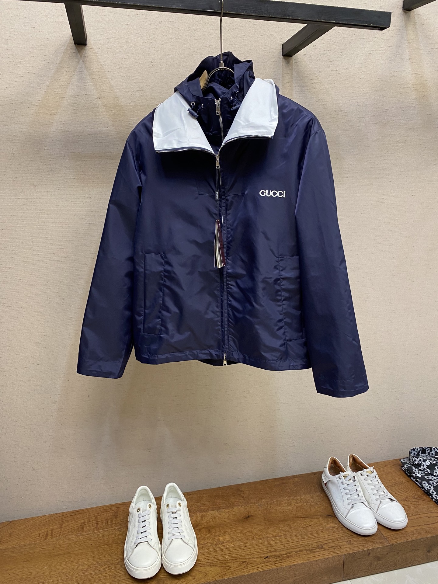 NO:527865,Gucci, decorative twill nylon jacket fabric selection Use blue dense woven nylon fabric made of nylon fiber tightly woven. The gap between the warp and weft yarns is very small, and the surface presents a clear 45-degree diagonal texture. The outstanding wear resistance and pull resistance of nylon increases the service life of the garment. The smaller density strengthens wind resistance, and at the same time has a certain waterproof performance, which can better exert its functionality outdoors. Craftsman LOGO embroidery patches use 0.3 mm ultra-fine polyester embroidery thread, which is laser-cut and shaped to create a relief texture. Each patch has 5 anti-wrinkle treatments to ensure that it remains in its original form after washing. Details False Two-Piece design adds layering and uniqueness. It uses high-end invisible buckles to connect the hat part and the large body, with an independent and complete double-layer structure, suitable for single-washing and layering.  Size S-XL, gucci, jackets & coats,hats,alexander wang19860909Gucci、饰贴饰斜纹尼龙夹克 面料选择 选用锦纶纤维紧密编织而成的蓝色密织斜纹尼龙面料.经纬纱线之间的空隙非常小,表面呈现清晰的45度角斜向纹理.锦纶突出的耐磨性,抗拉扯等优点使成衣增加使用寿命.较小的密度强化防风性,同时兼具一定的防水性能,在室外能更好的发挥其功能性. 工艺 LOGO刺绣贴饰采用0.3毫米超细聚酯绣线,经激光切割定型工艺打造浮雕质感.每片贴饰经过5道抗皱处理,确保水洗后仍保持原有形态. 细节 False Two-Piece设计增添层次感和独特性,采用高端隐形暗扣将帽子部分和大身链接一体,独立完整的双层结构,单穿叠穿皆宜. 尺码S-XL,,gucci,jackets & coats,hats,alexander wang,Men's clothing