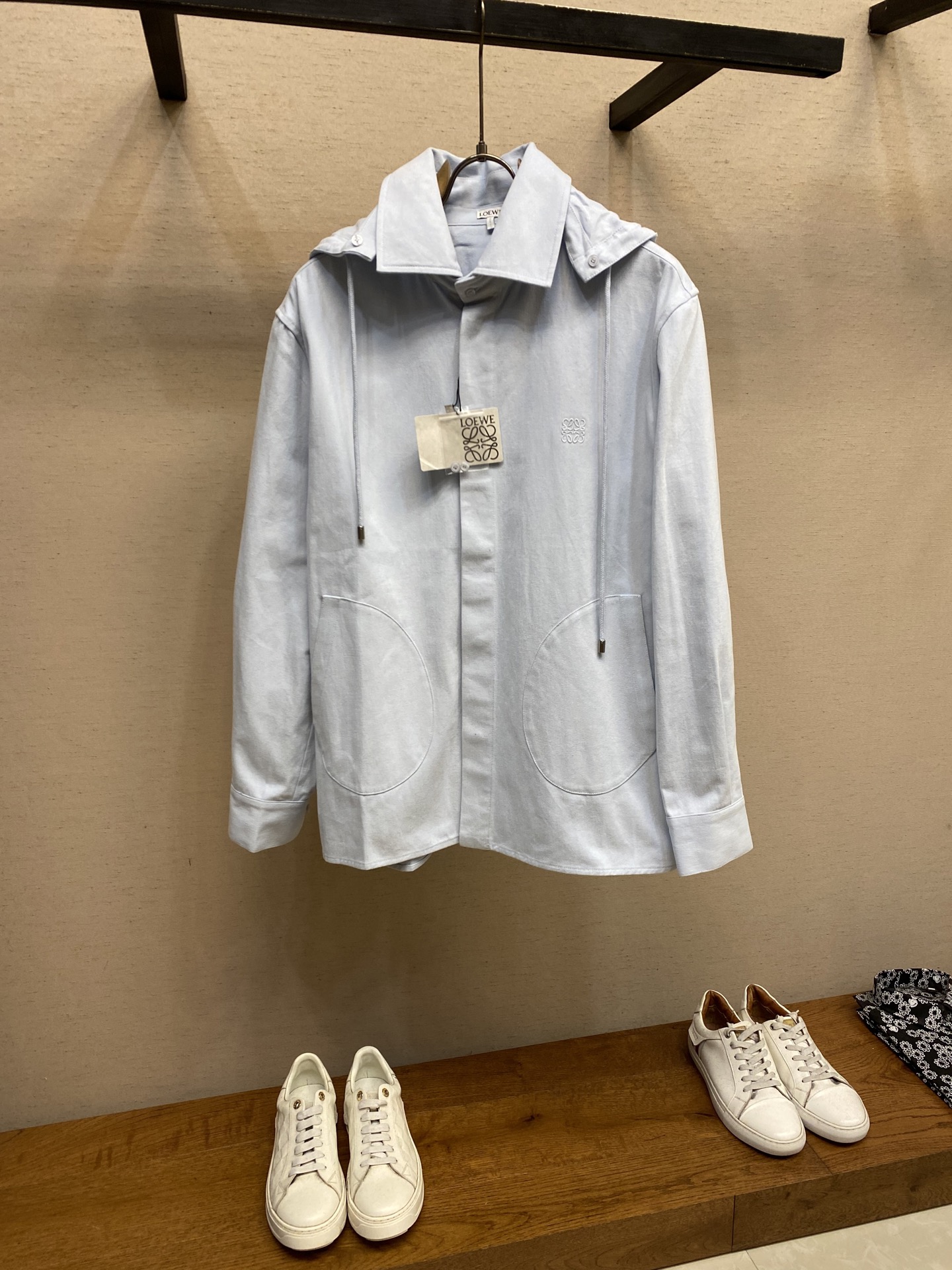 NO:527866,Loewe and Loewe cotton hooded jacket and shirt fabric selection 280-400TC high-stretched twill cotton (100 warp yarns and 80 weft yarns) made of 100% cotton fibers, which change the soft collapse of traditional cotton fabrics and make them crisp and stylish. The bottom layer of micro-fleece air layer structure (grey weight 220m) forms a natural warmth barrier. Process 1 After soft cleaning of biological enzymes, the roller friction and airflow is soft and the touch is soft. At the same time, the shrinkage rate is infinitely close to zero. Process 2 The chest is formed with advanced computer control system and precise mechanical components. Size S-XL,,loewe,loewe, jackets & coats,shirts,hats,alexander wang19860909Loewe、罗意威棉质连帽外套衬衫 面料选择 选用百分百棉纤维打造而成的280-400TC高支斜纹棉（经纱100支,纬纱80支）,改变传统棉面料的软塌,使其挺括有型.底层微起绒空气层结构（克重220m）,形成天然保暖屏障. 工艺1 通过生物酶洗-滚筒摩擦-气流柔软整理之后产生微绒感,触感柔顺.同时缩水率无限接近于零. 工艺2 胸口处通过进口绣花机先进的计算机控制系统和精密的机械部件形成高精度的Anagram刺绣. 尺码S-XL,,loewe,loewe,jackets & coats,shirts,hats,alexander wang,Men's clothing