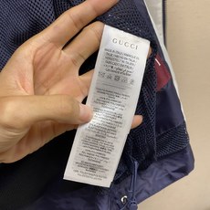 🌟🌟Gucci、饰贴饰斜纹尼龙夹克面料选择:选用100%锦纶纤维紧密编织而成的蓝色密织斜纹尼龙面料。经纬 🌟🌟Gucci、饰贴饰斜纹尼龙夹克面料选择:选用100%锦纶纤维紧密编织而成的蓝色密织斜纹尼龙面料。经纬
