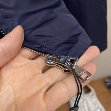 🌟🌟Gucci、饰贴饰斜纹尼龙夹克面料选择:选用100%锦纶纤维紧密编织而成的蓝色密织斜纹尼龙面料。经纬 🌟🌟Gucci、饰贴饰斜纹尼龙夹克面料选择:选用100%锦纶纤维紧密编织而成的蓝色密织斜纹尼龙面料。经纬