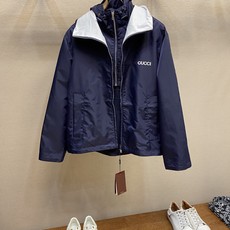 🌟🌟Gucci、饰贴饰斜纹尼龙夹克面料选择:选用100%锦纶纤维紧密编织而成的蓝色密织斜纹尼龙面料。经纬 🌟🌟Gucci、饰贴饰斜纹尼龙夹克面料选择:选用100%锦纶纤维紧密编织而成的蓝色密织斜纹尼龙面料。经纬
