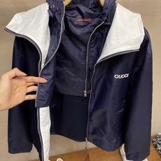 🌟🌟Gucci、饰贴饰斜纹尼龙夹克面料选择:选用100%锦纶纤维紧密编织而成的蓝色密织斜纹尼龙面料。经纬 🌟🌟Gucci、饰贴饰斜纹尼龙夹克面料选择:选用100%锦纶纤维紧密编织而成的蓝色密织斜纹尼龙面料。经纬