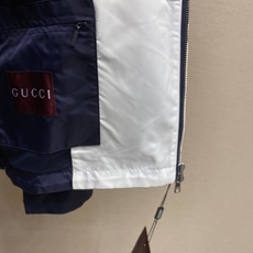 🌟🌟Gucci、饰贴饰斜纹尼龙夹克面料选择:选用100%锦纶纤维紧密编织而成的蓝色密织斜纹尼龙面料。经纬 🌟🌟Gucci、饰贴饰斜纹尼龙夹克面料选择:选用100%锦纶纤维紧密编织而成的蓝色密织斜纹尼龙面料。经纬
