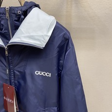 🌟🌟Gucci、饰贴饰斜纹尼龙夹克面料选择:选用100%锦纶纤维紧密编织而成的蓝色密织斜纹尼龙面料。经纬 🌟🌟Gucci、饰贴饰斜纹尼龙夹克面料选择:选用100%锦纶纤维紧密编织而成的蓝色密织斜纹尼龙面料。经纬