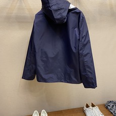 🌟🌟Gucci、饰贴饰斜纹尼龙夹克面料选择:选用100%锦纶纤维紧密编织而成的蓝色密织斜纹尼龙面料。经纬 🌟🌟Gucci、饰贴饰斜纹尼龙夹克面料选择:选用100%锦纶纤维紧密编织而成的蓝色密织斜纹尼龙面料。经纬
