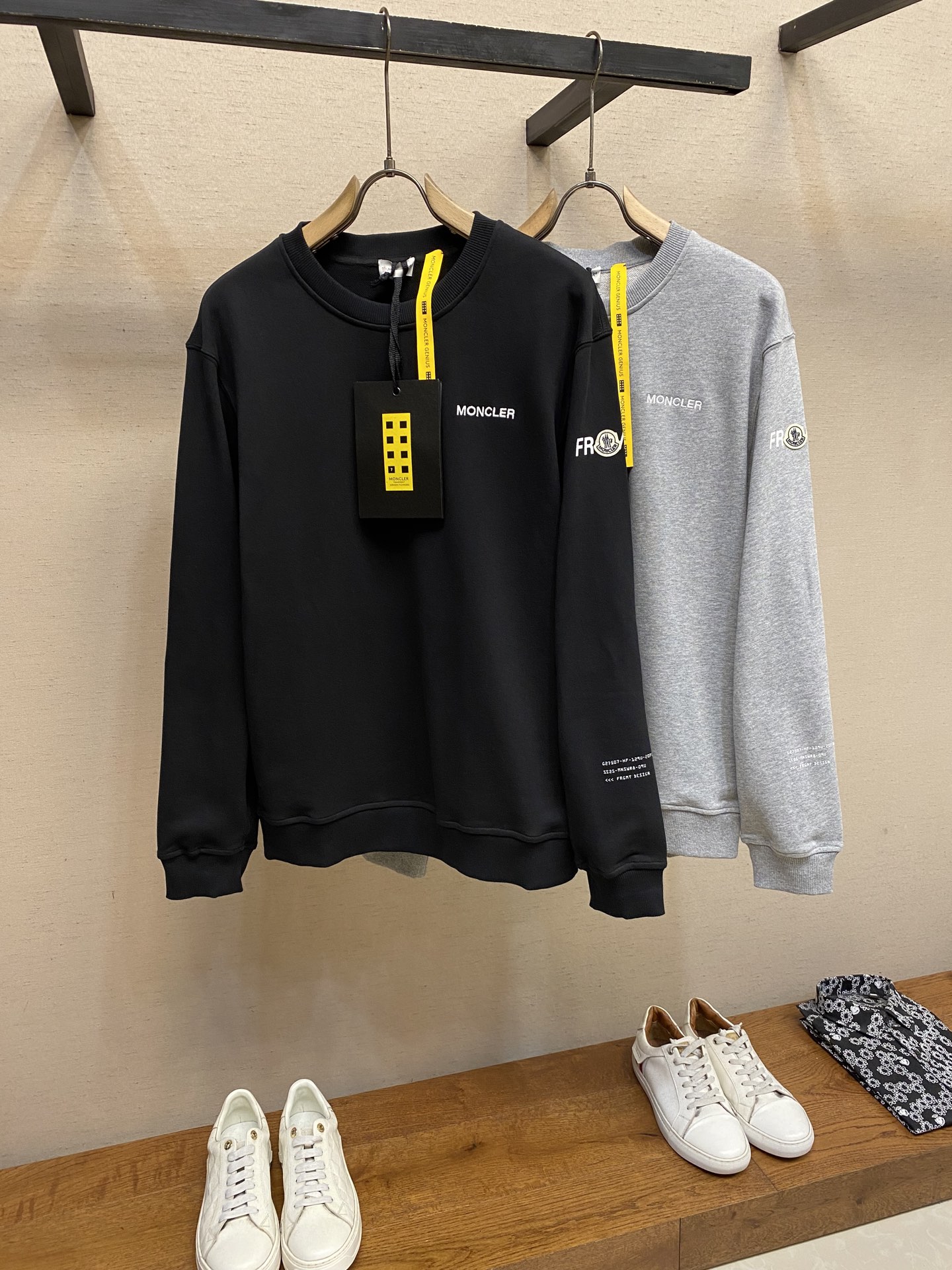 🌟🌟Moncler，印花圆领卫衣面料选择：采用棉为基底编织而成的单面鱼鳞布面料，正面为平滑的针织面，触肤