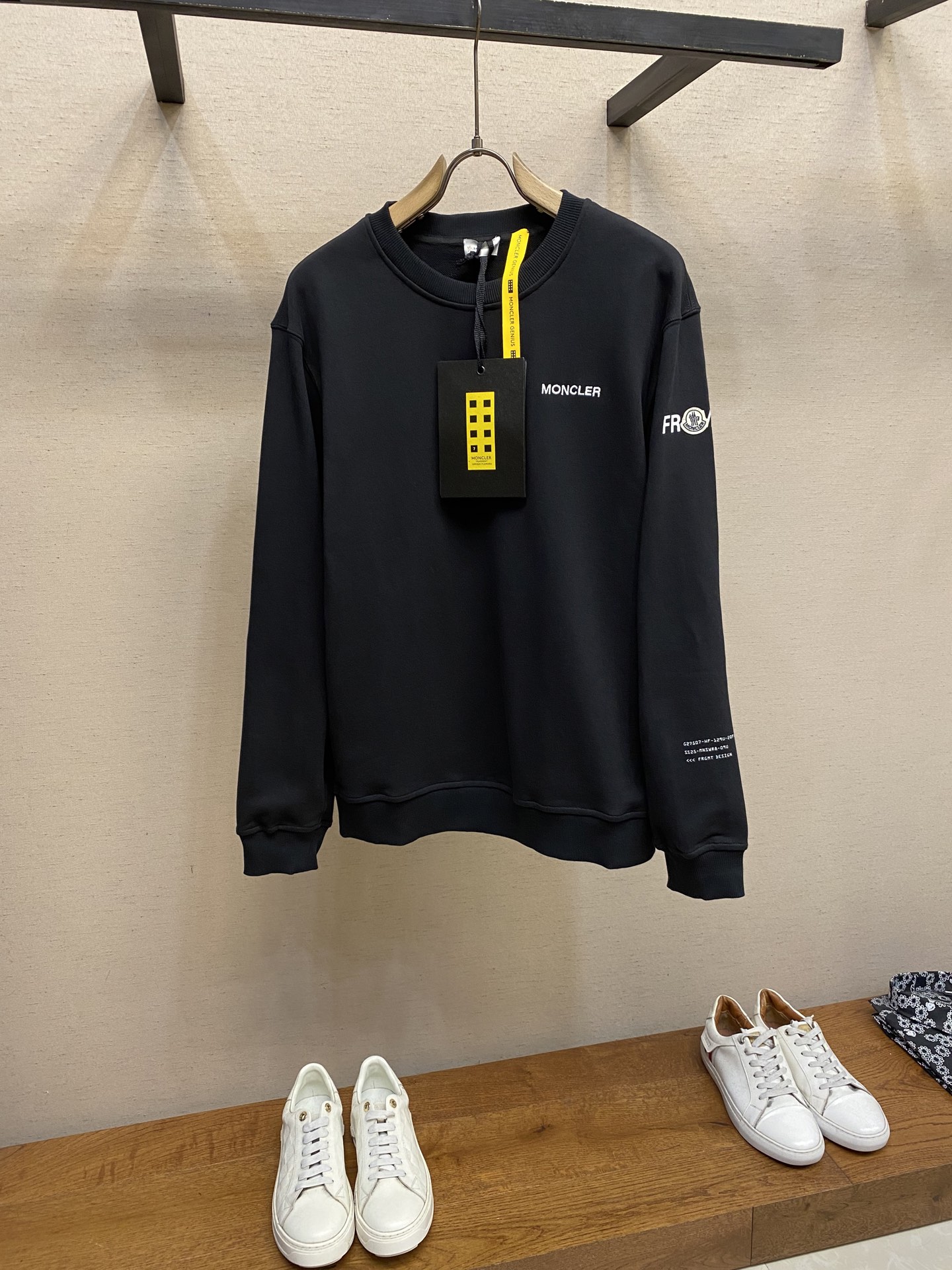 🌟🌟Moncler，印花圆领卫衣面料选择：采用棉为基底编织而成的单面鱼鳞布面料，正面为平滑的针织面，触肤