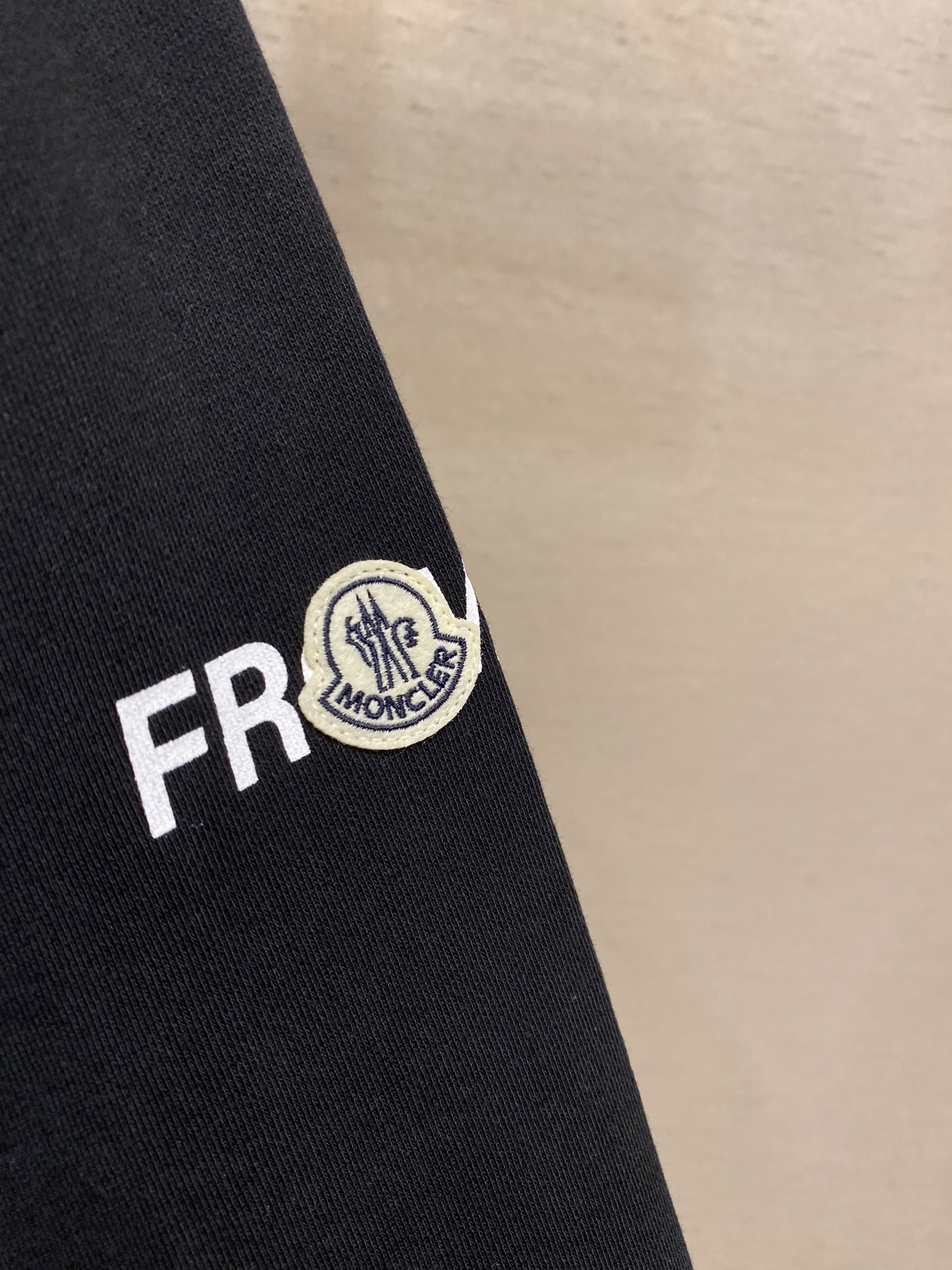 🌟🌟Moncler，印花圆领卫衣面料选择：采用棉为基底编织而成的单面鱼鳞布面料，正面为平滑的针织面，触肤