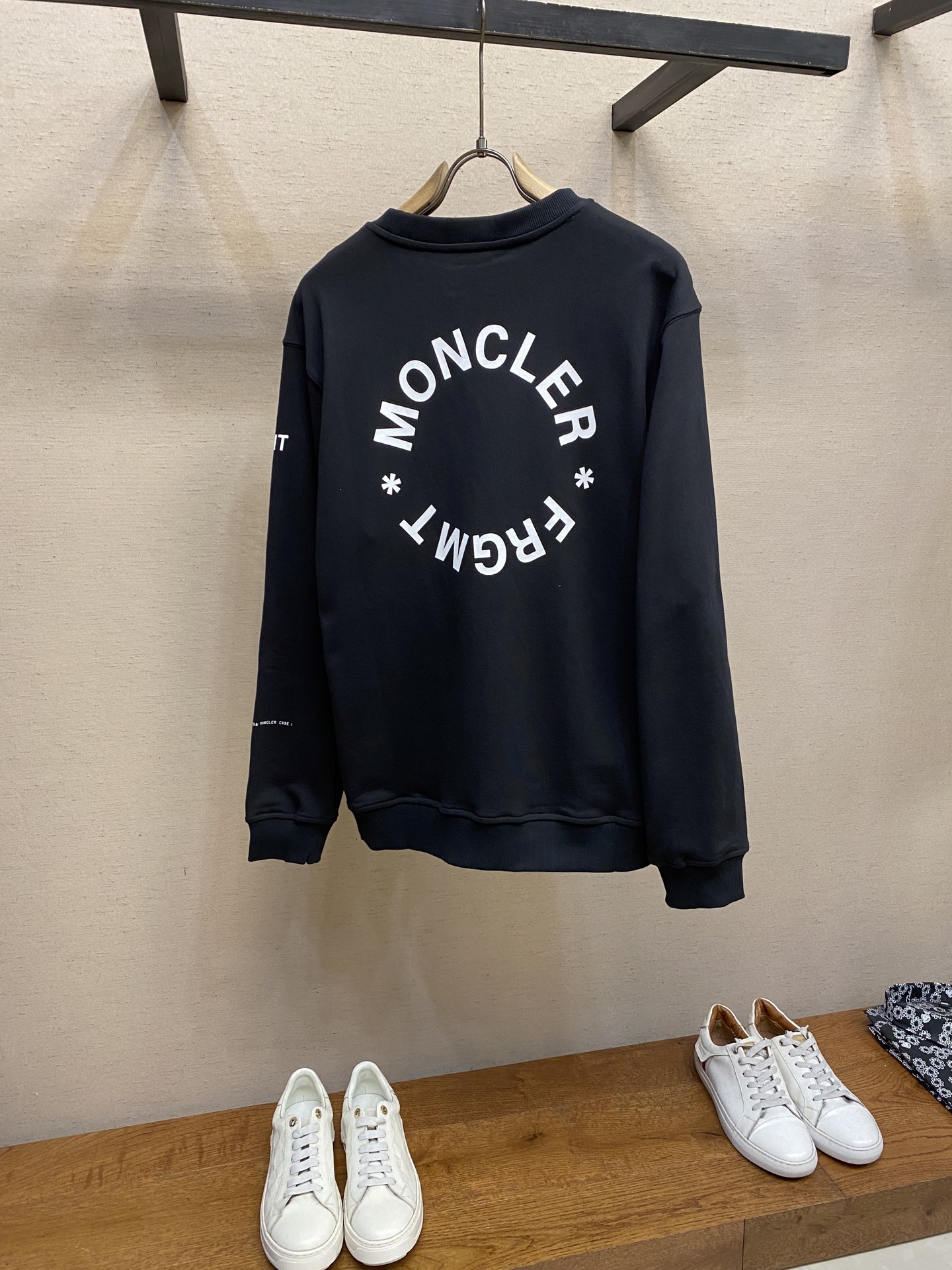 🌟🌟Moncler，印花圆领卫衣面料选择：采用棉为基底编织而成的单面鱼鳞布面料，正面为平滑的针织面，触肤