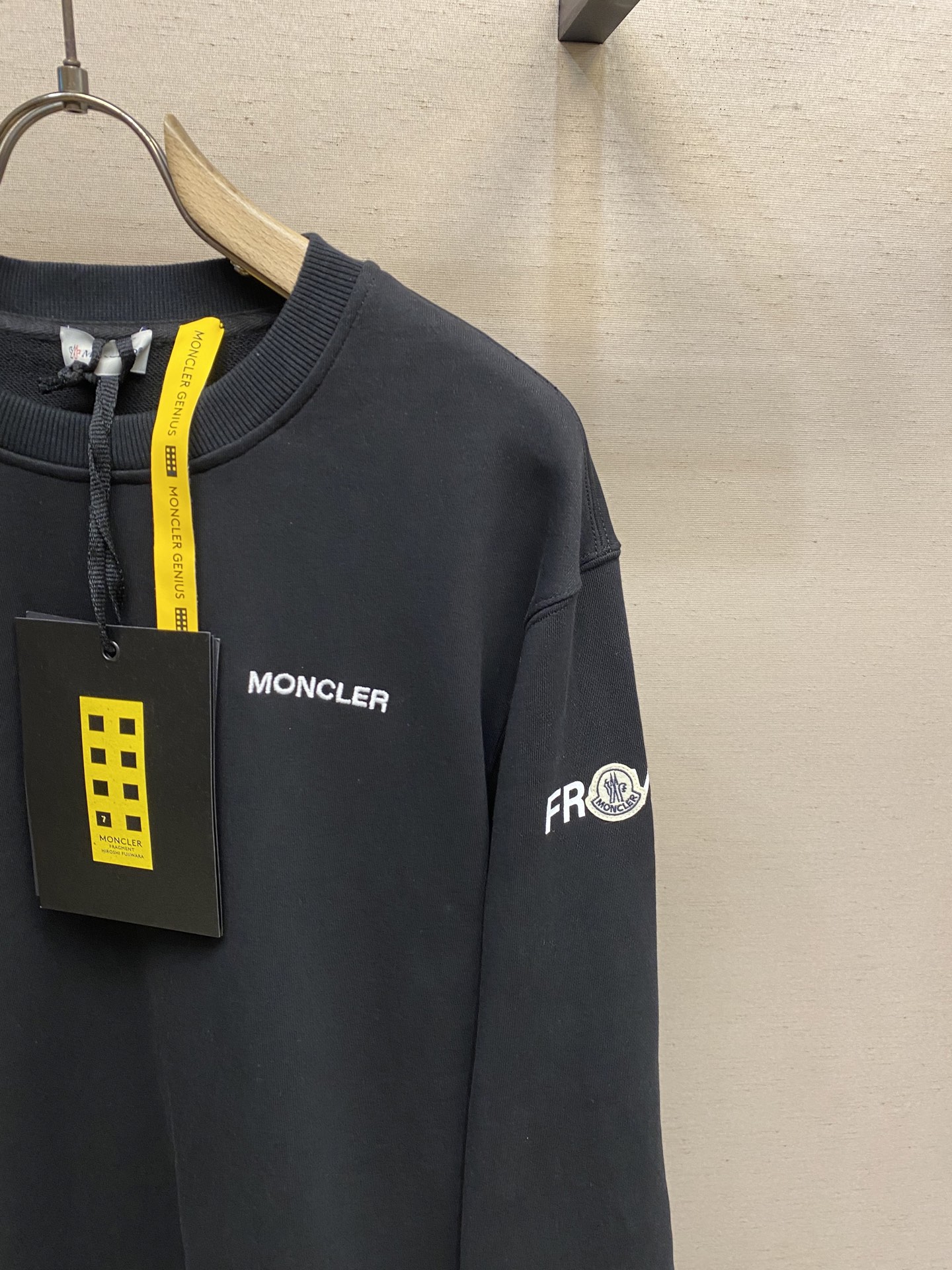 🌟🌟Moncler，印花圆领卫衣面料选择：采用棉为基底编织而成的单面鱼鳞布面料，正面为平滑的针织面，触肤