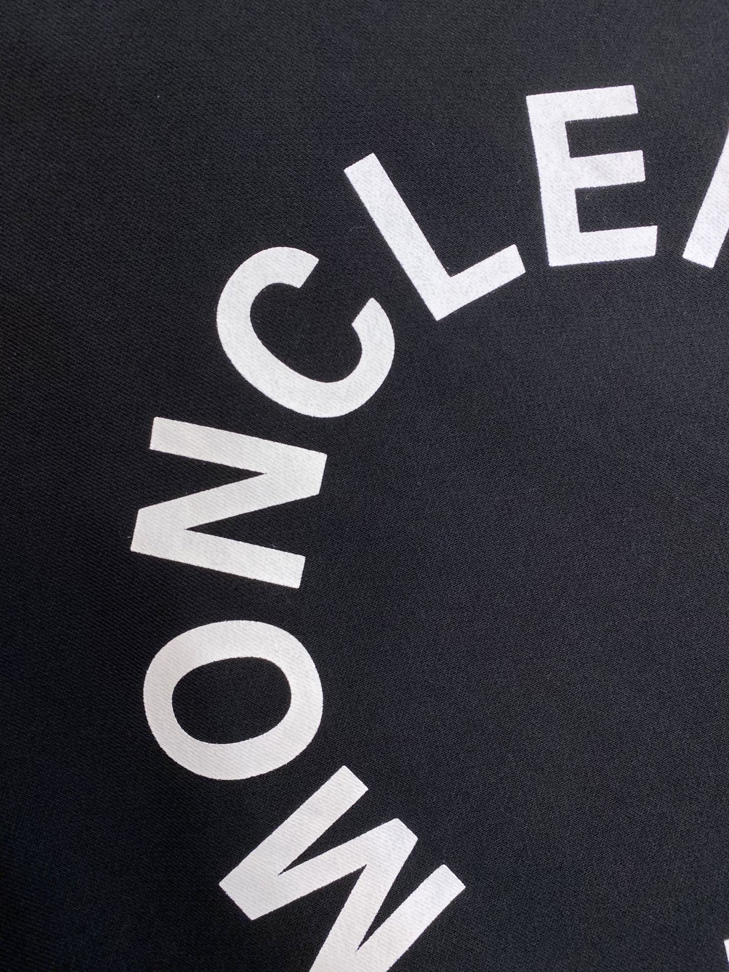 🌟🌟Moncler，印花圆领卫衣面料选择：采用棉为基底编织而成的单面鱼鳞布面料，正面为平滑的针织面，触肤