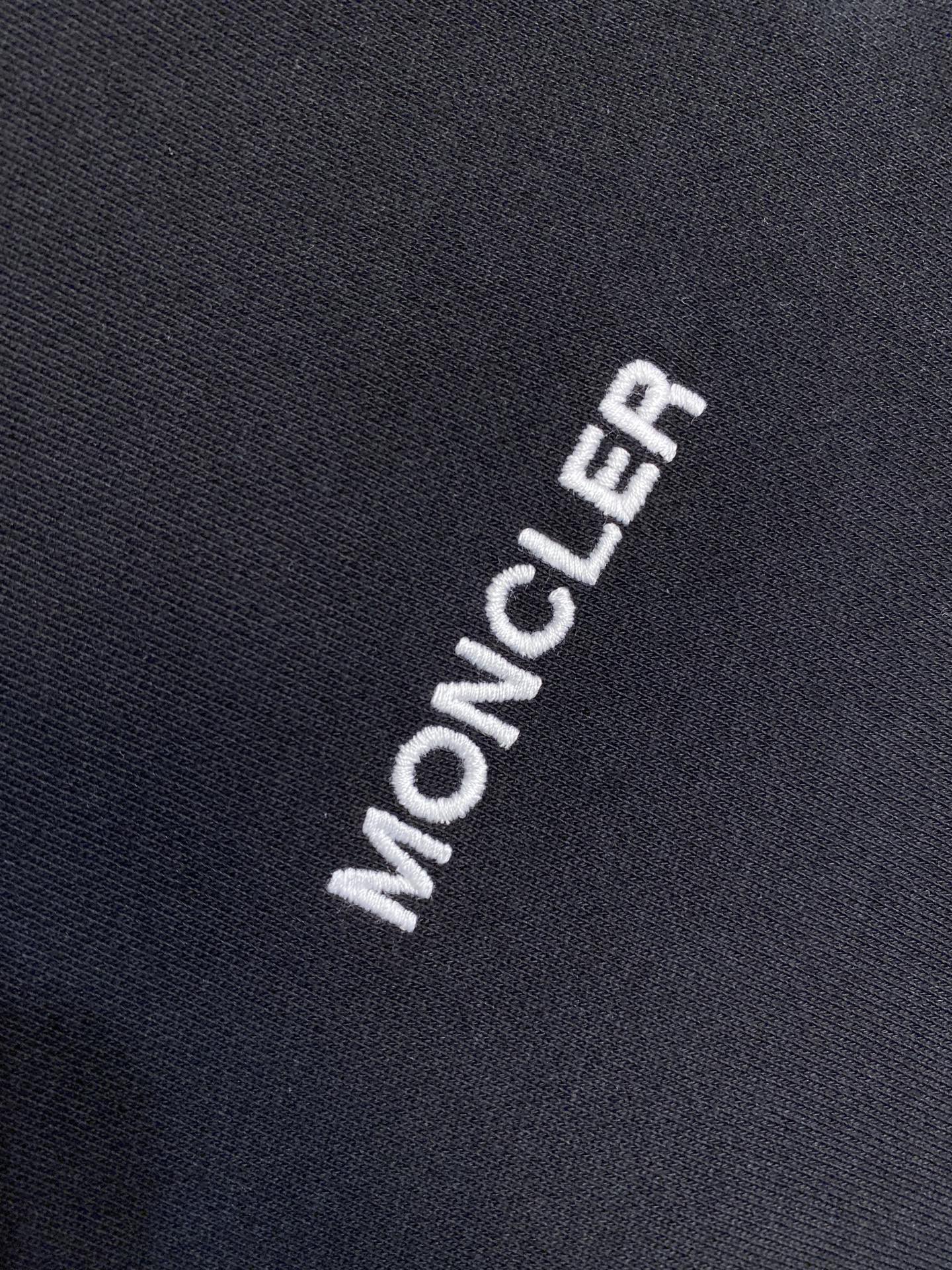 🌟🌟Moncler，印花圆领卫衣面料选择：采用棉为基底编织而成的单面鱼鳞布面料，正面为平滑的针织面，触肤