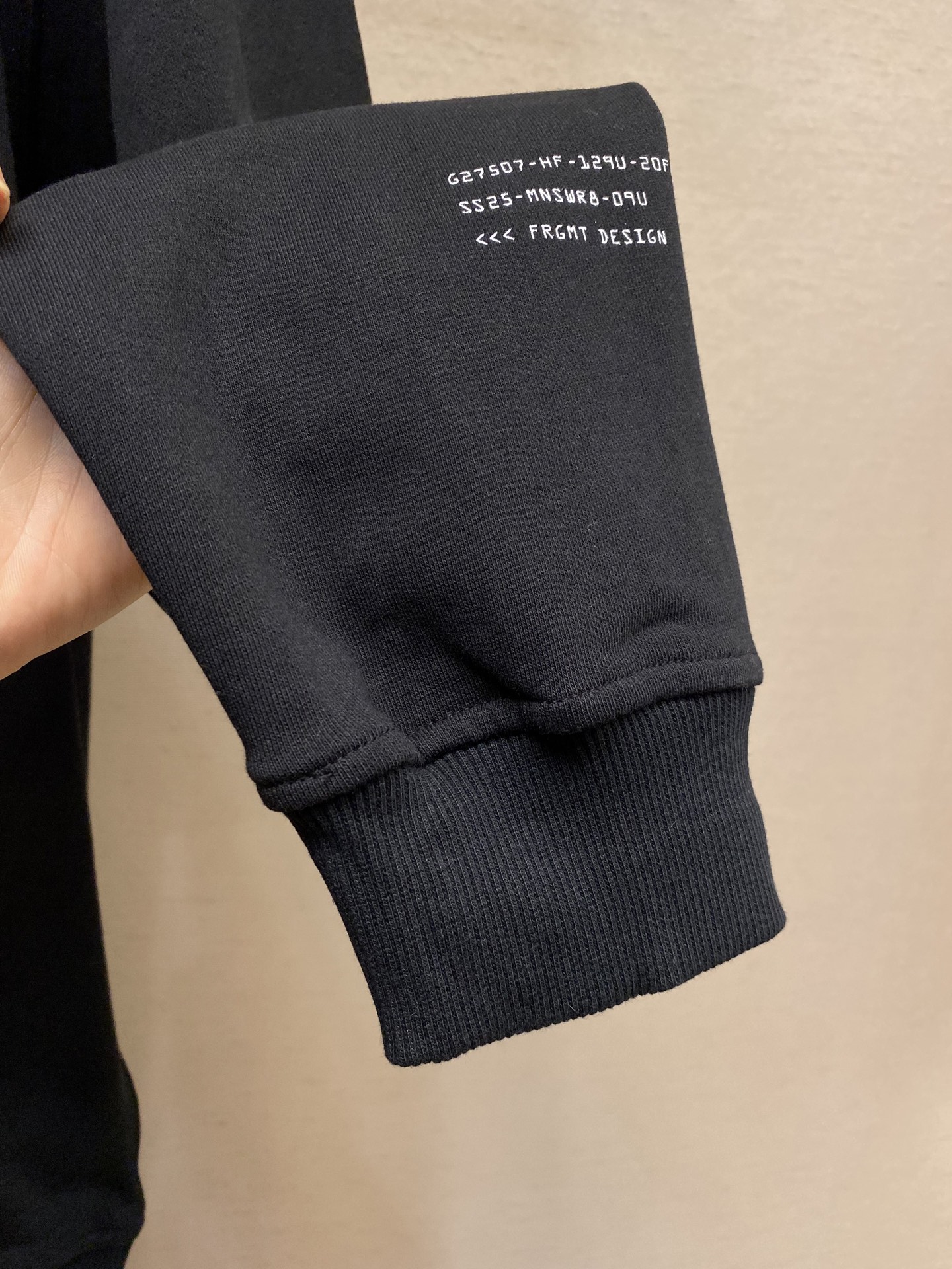 🌟🌟Moncler，印花圆领卫衣面料选择：采用棉为基底编织而成的单面鱼鳞布面料，正面为平滑的针织面，触肤