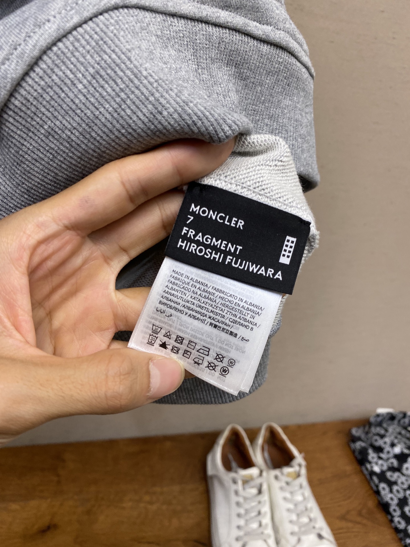 🌟🌟Moncler，印花圆领卫衣面料选择：采用棉为基底编织而成的单面鱼鳞布面料，正面为平滑的针织面，触肤