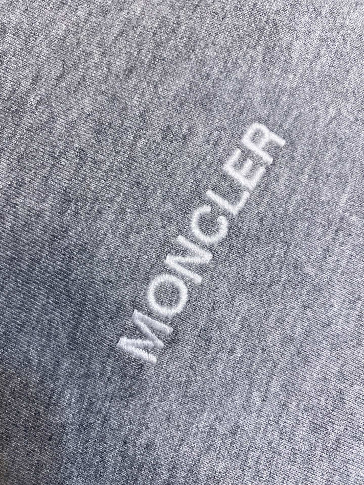 🌟🌟Moncler，印花圆领卫衣面料选择：采用棉为基底编织而成的单面鱼鳞布面料，正面为平滑的针织面，触肤