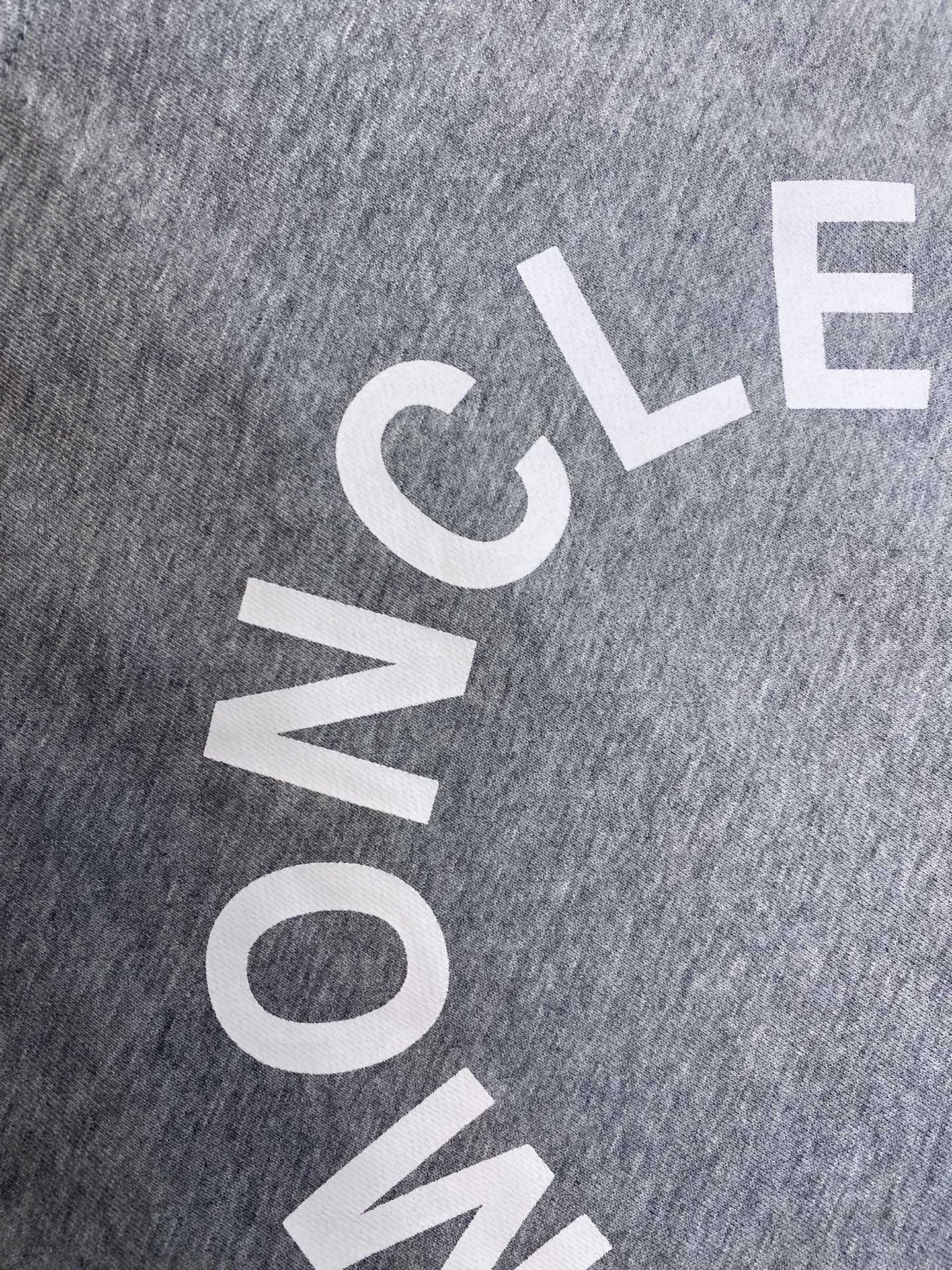 🌟🌟Moncler，印花圆领卫衣面料选择：采用棉为基底编织而成的单面鱼鳞布面料，正面为平滑的针织面，触肤