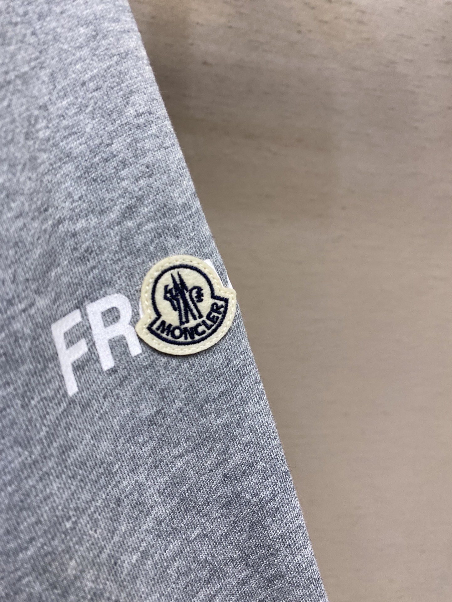 🌟🌟Moncler，印花圆领卫衣面料选择：采用棉为基底编织而成的单面鱼鳞布面料，正面为平滑的针织面，触肤