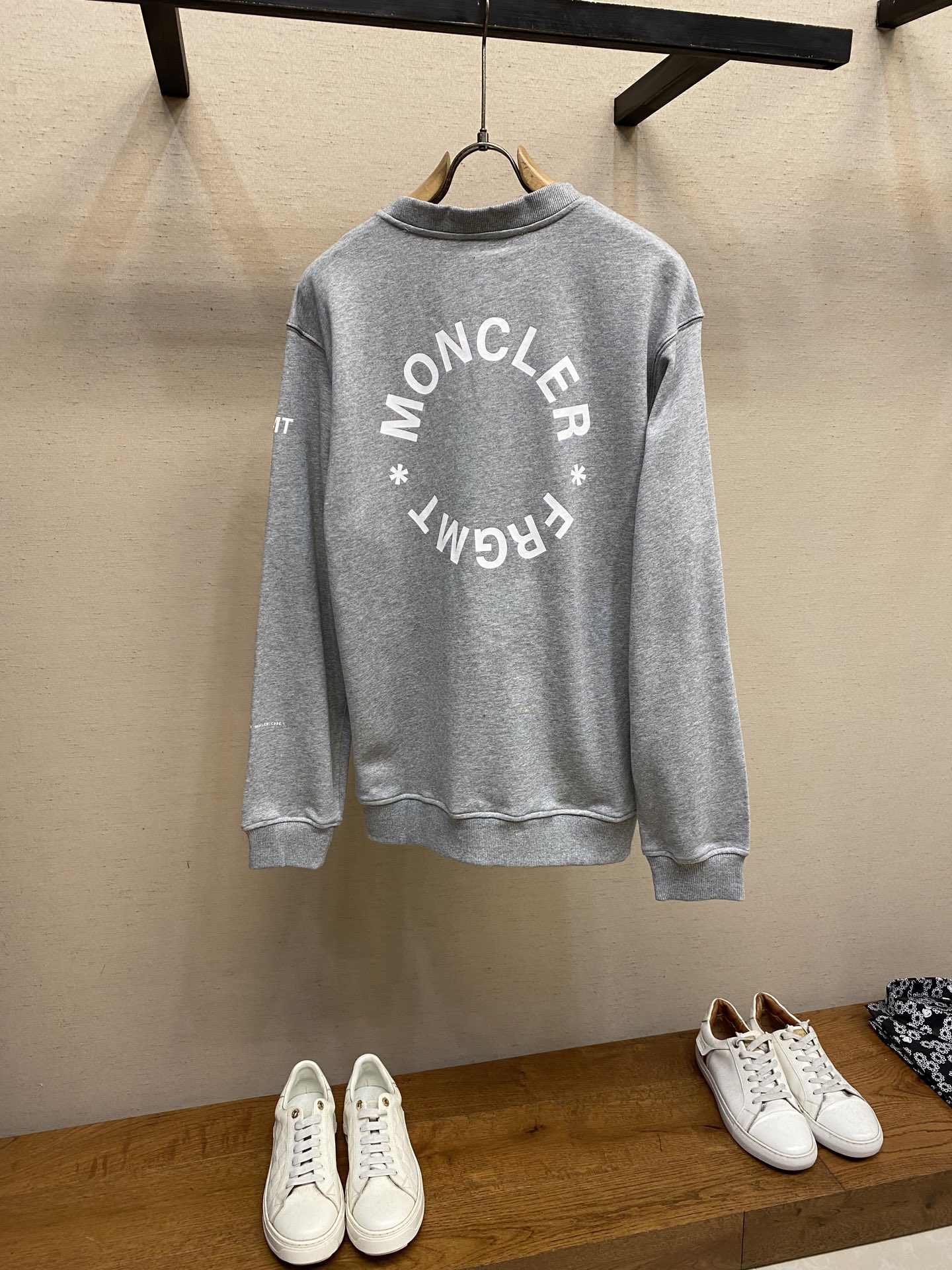 🌟🌟Moncler，印花圆领卫衣面料选择：采用棉为基底编织而成的单面鱼鳞布面料，正面为平滑的针织面，触肤