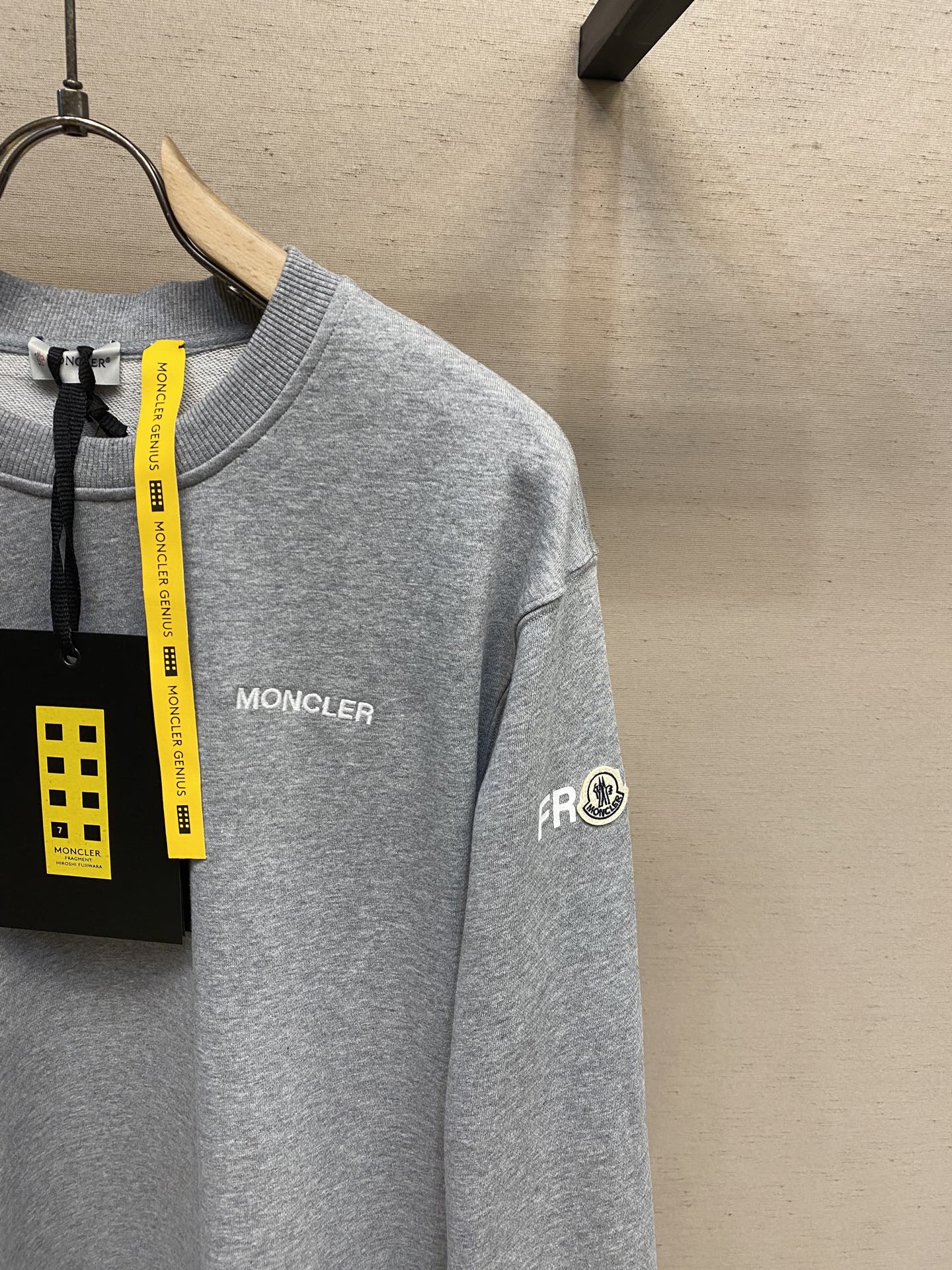 🌟🌟Moncler，印花圆领卫衣面料选择：采用棉为基底编织而成的单面鱼鳞布面料，正面为平滑的针织面，触肤
